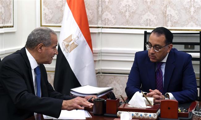  رئيس الوزراء يتابع مع وزير التموين موقف توافر السلع في الأسواق