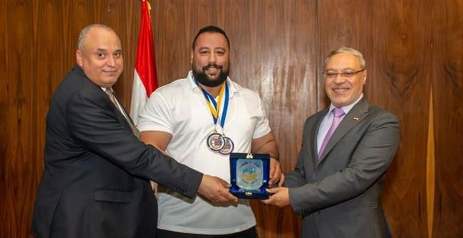 رئيس جامعة طنطا يكرم اللاعب حامد خلاف لفوزه بالميدالية الذهبية فى بطولة العالم للقوة البدنية 