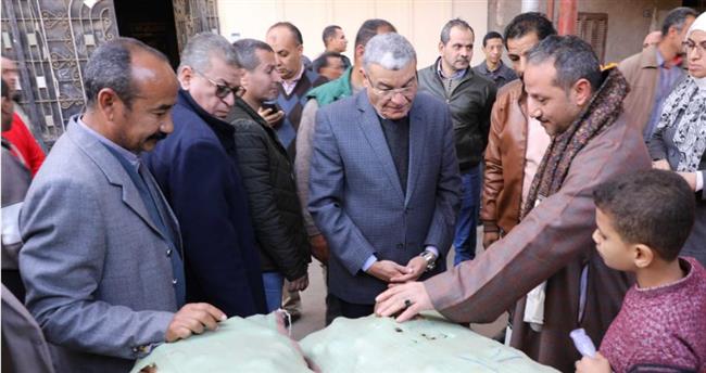 محافظ المنيا يقود حملة تموينية مكبرة ويضبط مخازن محتكره للسلع بأبو قرقاص
