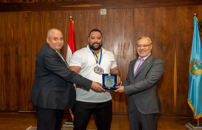 رئيس جامعة طنطا يكرم اللاعب حامد خلاف لفوزه بالميدالية الذهبية ببطولة العالم للقوة البدنية  