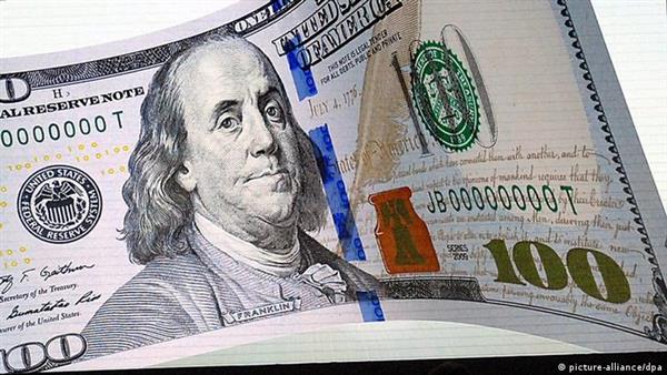خبير مصرفي يتوقع انخفاض الأسعار الرسمية للدولار يتبعه خسائر ضخمة للسوق السوداء