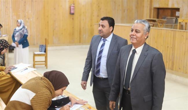 بدء امتحانات الفصل الدراسي الأول بكلية التجارة بجامعة جنوب الوادي