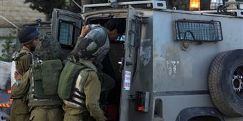 قوات الاحتلال يعتقل 30 فلسطينيًا من الضفة الغربية
