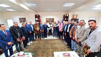نائب محافظ البحيرة تكرم رجال مديرية التموين بالمحافظة وتهديهم «درع» وخطاب شكر