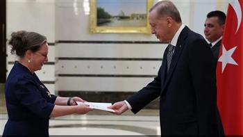   بعد قطيعة دبلوماسية.. أردوغان يتسلم أوراق اعتماد السفيرة الإسرائيلية الجديدة 
