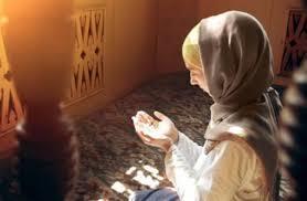 حكم التفات الأم إلى طفلها في الصلاة خوفا عليه.. الإفتاء ترد