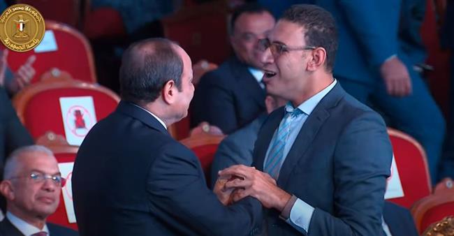 في لفتة إنسانية وأبوية.. الرئيس السيسي يعانق أحد أبنائه من ذوي الهمم