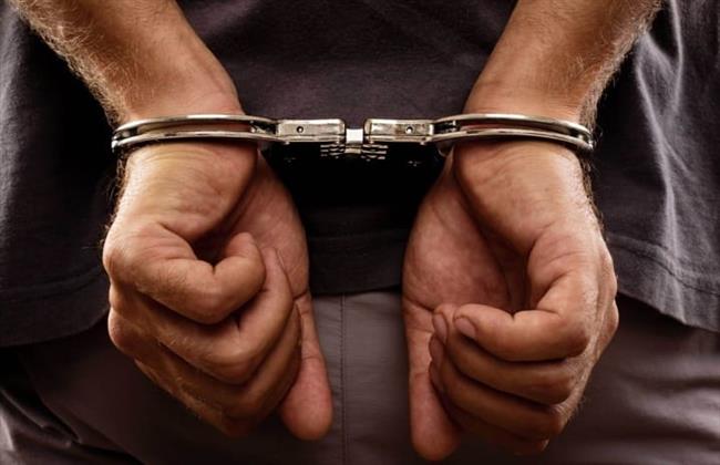 ضبط شخص بالقاهرة بحوزته كمية من مخدري الحشيش والآيس وسلاح أبيض