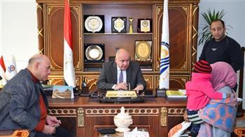 «محافظ قنا» يواصل استقبال المواطنين بمكتبه لبحث شكواهم