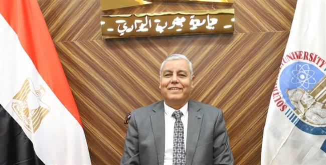 رئيس جامعة جنوب الوادي يهنئ الرئيس السيسي بالعام الميلادي الجديد 