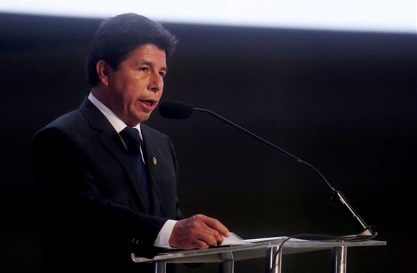 رئيس بيرو المعزول يطلب من المحكمة إطلاق سراحه
