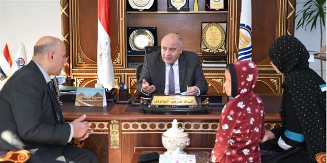 محافظ قنا يواصل لقاءاته مع المواطنين لبحث شكواهم 