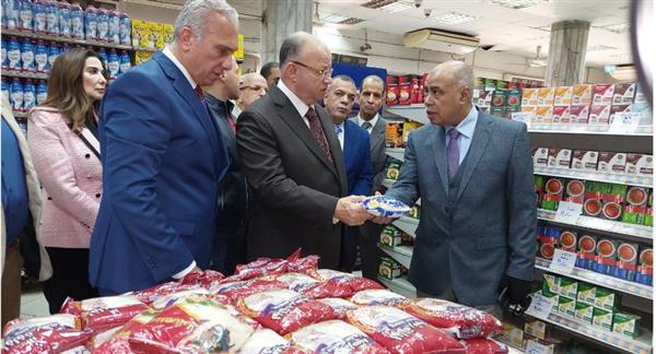 محافظ القاهرة يقوم بجولة مفاجئة على المجمعات الإستهلاكية والأسواق والمخابز