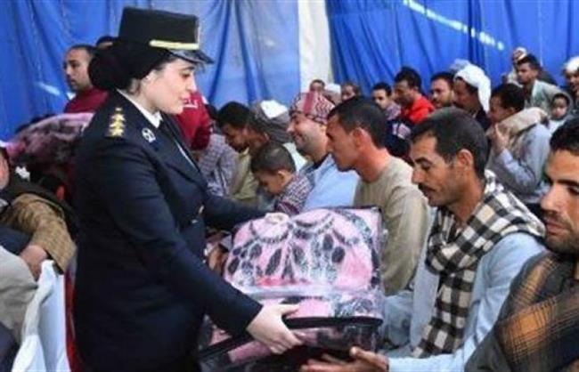 وزارة الداخلية توزع مساعدات عينية على المواطنين في المناطق الأولى بالرعاية بالقاهرة وبورسعيد