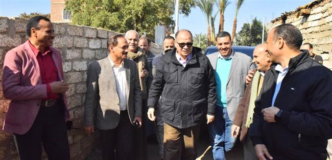 محافظ أسيوط يتفقد أعمال تنفيذ مشروع مد وتدعيم شبكات مياه الشرب بعزبة على صالح
