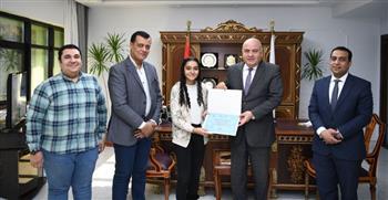 " الداودي " يكرم " ابنة قنا" الحاصلة علي المركز الأول في المسابقة العالمية لبرمجة الروبوت بسنغافورة