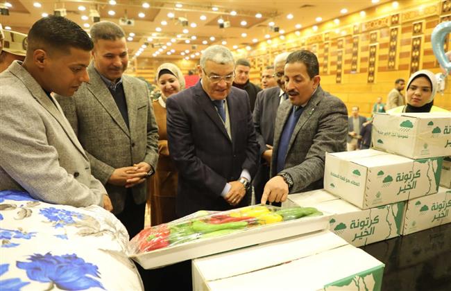 محافظ المنيا يشهد فعاليات مبادرة "فرحهم" ويسلم 14 جهاز عروسة