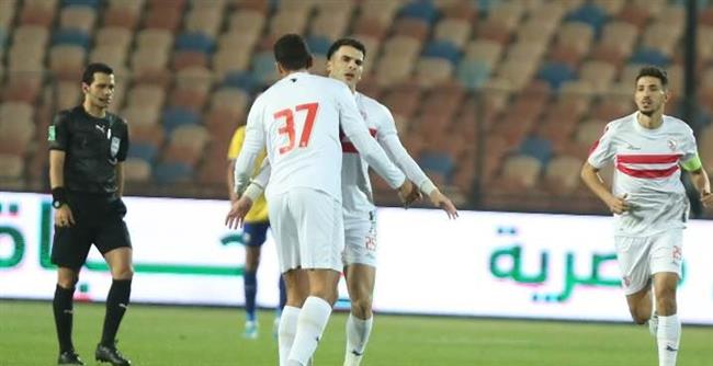 لاعبو الزمالك يحتفلون بالفوز على الإسماعيلي مع الجماهير
