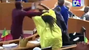 شدها من شعرها .. معركة بالكراسي بسبب نائبة بالبرلمان السنغالي 