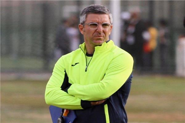 كواليس رحيل بابافاسيليو عن تدريب غزل المحلة وصراع بين المصري والإسماعيلي للتعاقد معه