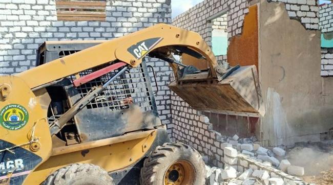 الإسماعيلية تزيل ٤ حالات لتعديات بالبناء على أرض زراعية بأبوصوير 
