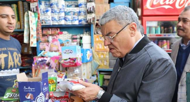محافظ المنيا يتفقد عددا من الخدمات العامة ويتابع توافر السلع الغذائية بمركز بني مزار