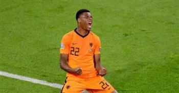 الهولندي دومفريس يتوج بجائزة أفضل لاعب في مباراة منتخب بلاده أمام أمريكا بكأس العالم