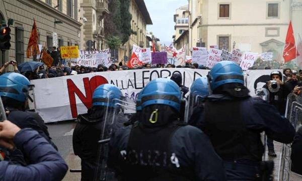 مظاهرات في روما احتجاجا على توريد الأسلحة إلى أوكرانيا