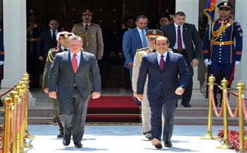   الرئيس السيسي وملك الأردن يصافحان حرس الشرف بقصر الاتحادية