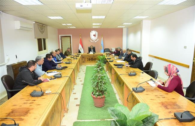 رئيس جامعة سوهاج يجتمع بمديري العموم لمتابعة أعمال الصيانة الدورية للمقر الجديد