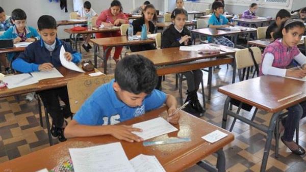 الحكومة تنفي ربط تسليم المهام الأدائية للصفين الرابع والخامس بالمصروفات الدراسية