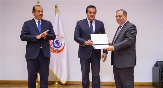 وزير الصحة يُكرم الفرق الطبية المشاركة بحملة التطعيمات ضد شلل الأطفال 