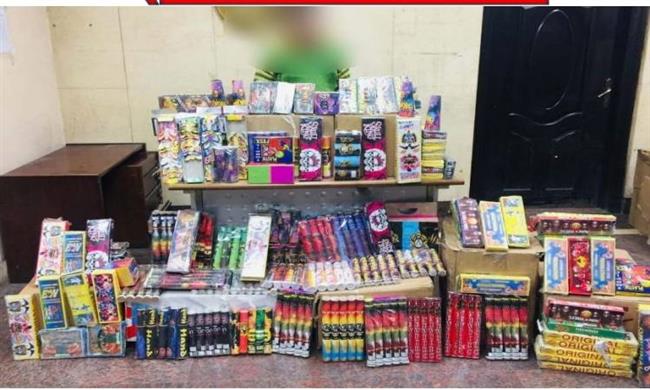 قبل بيعها برأس السنة.. ضبط 1.3 مليون صاروخ ألعاب نارية داخل مخزن بالجمالية