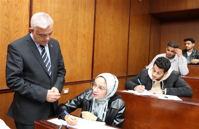 مبارك يتفقد امتحانات الفصل الدراسي الأول بكليتى التربية والطب البيطرى