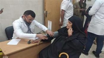 فحص وعلاج1946 مريض في قافلة جامعة سوهاج الطبية المجانية بقرية الرياينة