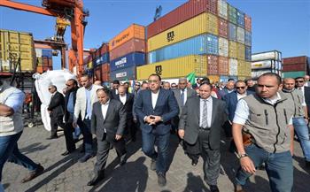   رئيس الوزراء يتابع إجراءات الإفراج الجمركي عن السلع والبضائع بميناء الإسكندرية