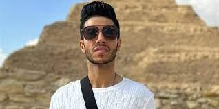 مينا مسعود أمام الأهرامات بعد حفل أزياء Dior