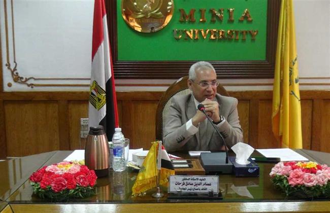 رئيس جامعة المنيا يعلن مكافأة 1000 جنيه لجميع العاملين.. تعرف على التفاصيل 