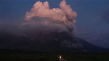 إندونيسيا: جبل سيميرو يواصل قذف حمم بركانية ساخنة وتحذيرات للناس بالابتعاد