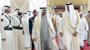 أمير قطر فى مقدمة مستقبلى محمد بن زايد لدى وصوله الدوحة