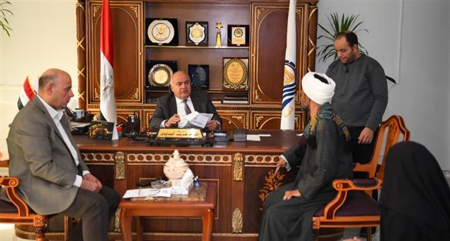 محافظ قنا يبحث شكوى 109 مواطنين