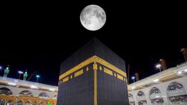 اليوم.. القمر يتعامد على الكعبة المشرفة