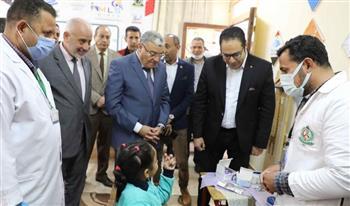 محافظ المنيا يتابع أعمال مبادرة مكافحة أمراض الأنيميا والسمنة والتقزم لطلاب المدارس