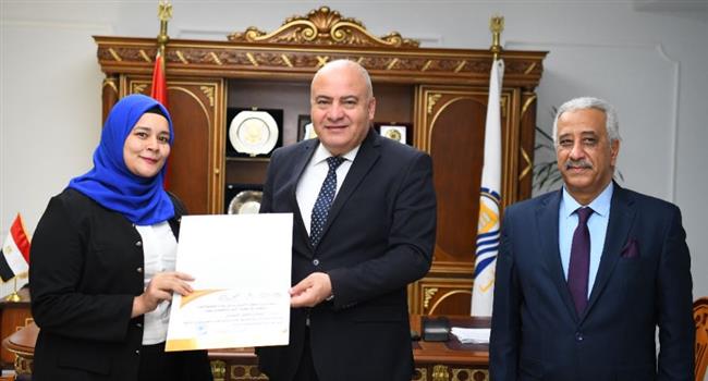 الداودى يكرم عدد من موظفي المراكز التكنولوجية بقنا لتعلمهم لغة الإشارة