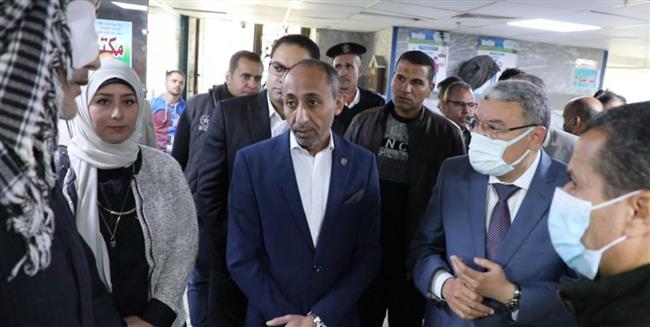 محافظ المنيا يستمع لمطالب المواطنين بمستشفى التأمين الصحي