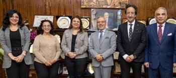 رئيس جامعة طنطا يستقبل وفد الجامعة الأمريكية بالقاهرة 