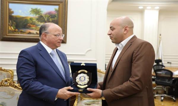 محافظ القاهرة يكرم مهندسا رفض رشوة شرق مدينة نصر