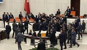 مشاجرة في البرلمان التركي وإصابة أحد النواب