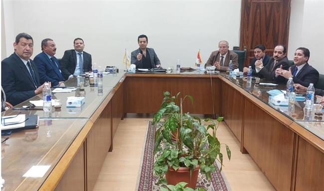نائب وزير المالية يجتمع مع ممثلى نقابتى الأطباء والبيطريين بشأن الفاتورة الإلكترونية