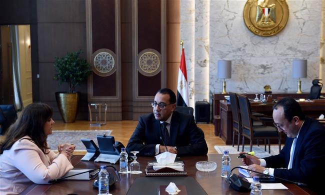 مدبولى يتابع مع سها الجندى عددا من ملفات عمل وزارة الهجرة
